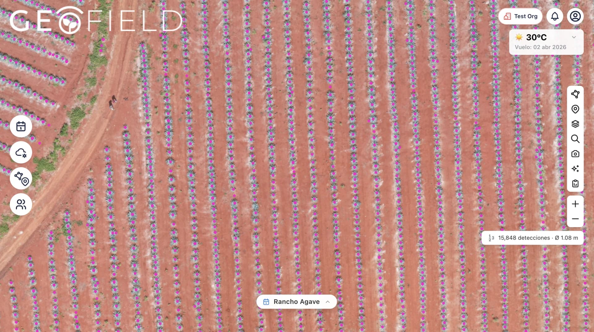 Plataforma GeoField mostrando un conteo automático de 15,848 plantas de agave detectadas con marcadores rosas sobre cada planta